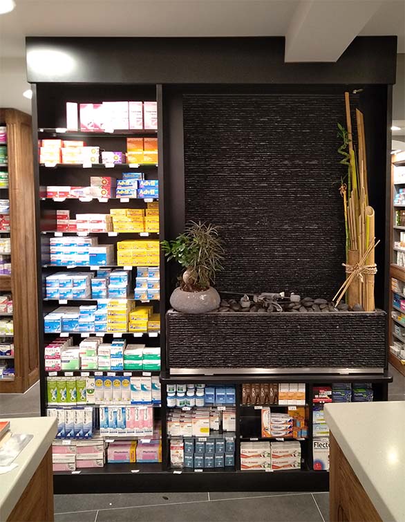 Mur d'eau de l'arrière comptoir d'une pharmacie par la menuiserie-ébénisterie Mont Bois (05200 Embrun, Hautes-Alpes, région PACA)
