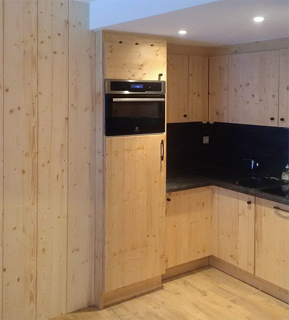 Cuisine bois par la menuiserie-ébénisterie Mont Bois (05200 Embrun, Hautes-Alpes, région PACA)