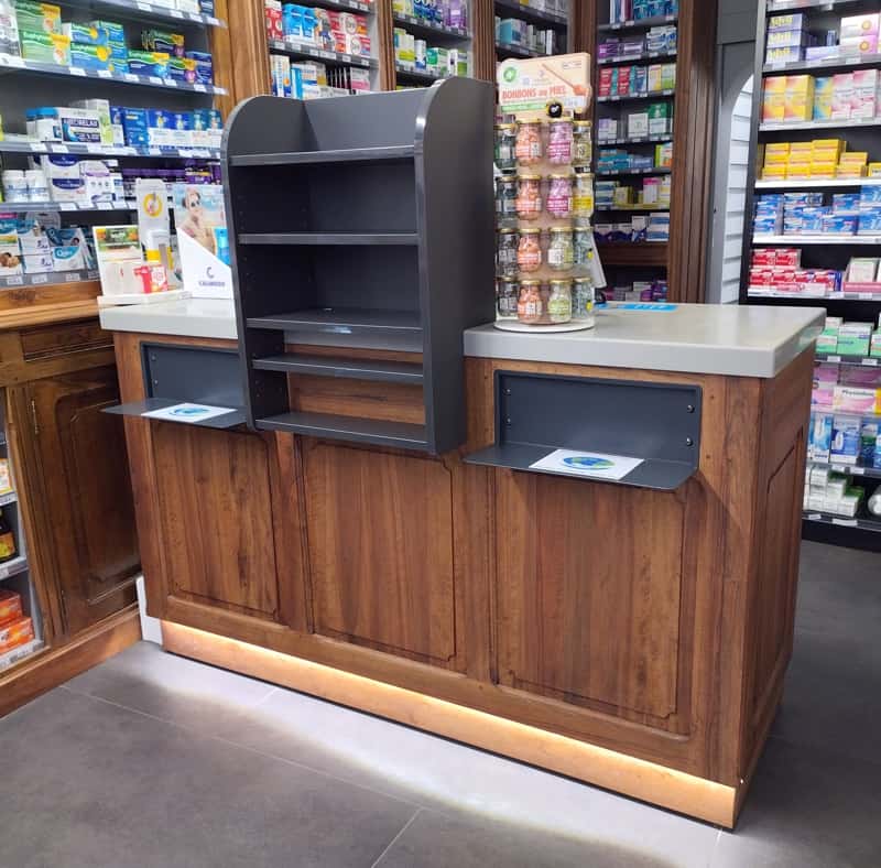 Agencement et ameublement d'une pharmacie par la menuiserie-ébénisterie Mont Bois (05200 Embrun, Hautes-Alpes, région PACA)