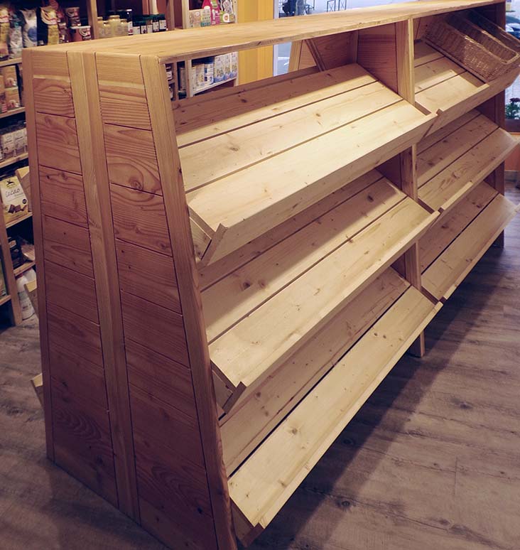 Présentoirs bois pour boutique bio par la menuiserie-ébénisterie Mont Bois (05200 Embrun, Hautes-Alpes, région PACA)