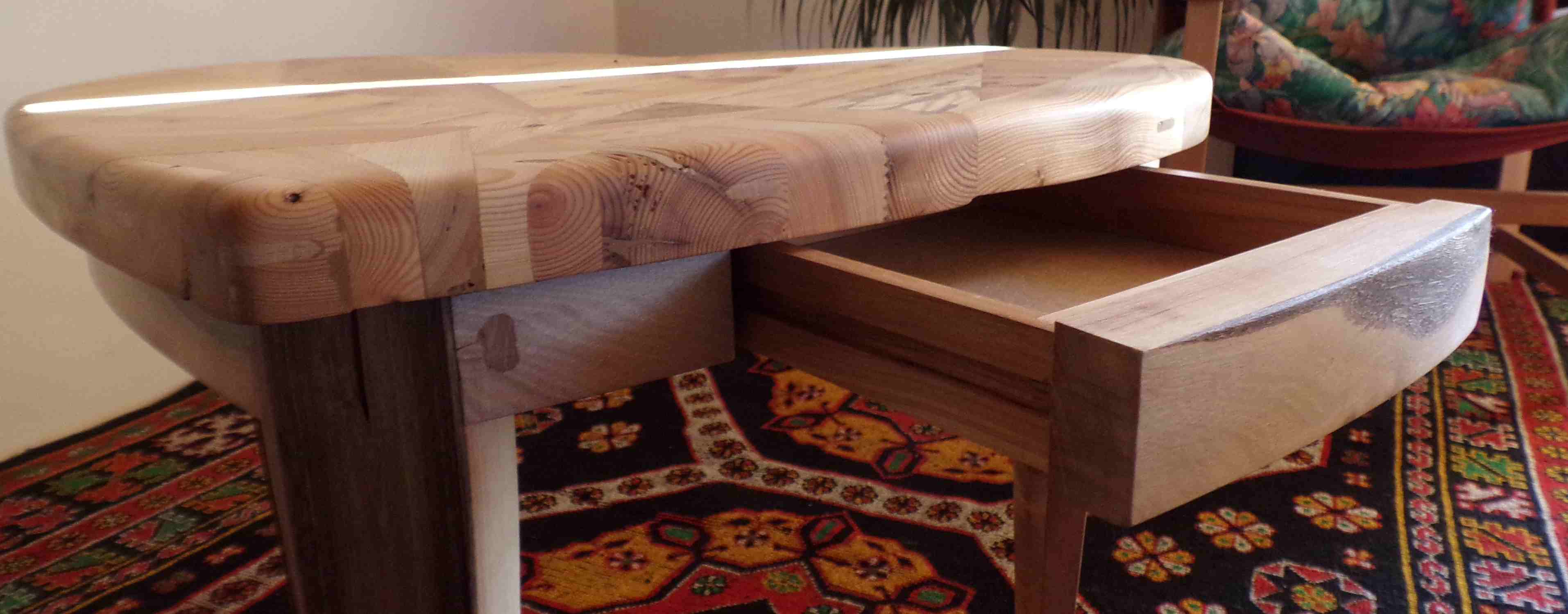 Table basse avec tiroir par la menuiserie ébénisterie Mont Bois (05200 Embrun, Hautes-Alpes en région PACA)