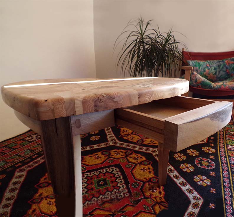 Guéridon sur mesure en forme de cœur par la menuiserie-ébénisterie Mont Bois (05200 Embrun, Hautes-Alpes, région PACA)