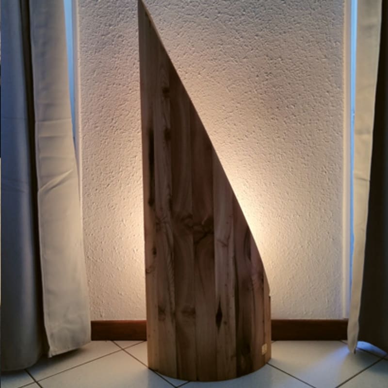 Lampe par la menuiserie-ébénisterie Mont Bois (05200 Embrun, Hautes-Alpes, région PACA)