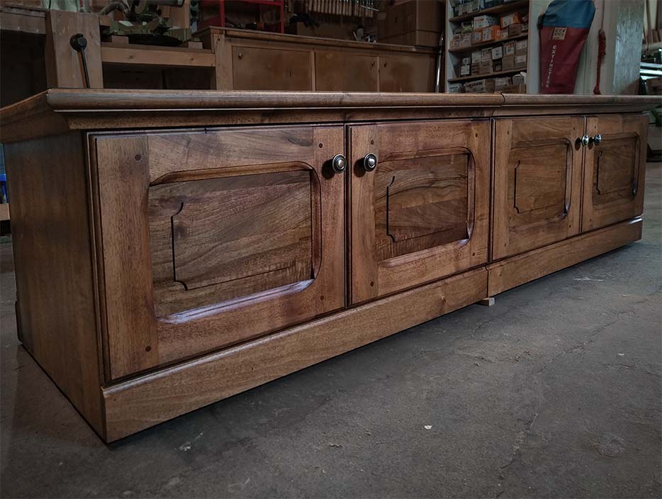 Meuble bas sur mesure en noyer pour boutique dans les Hautes-Alpes, par la menuiserie ébénisterie Mont Bois.