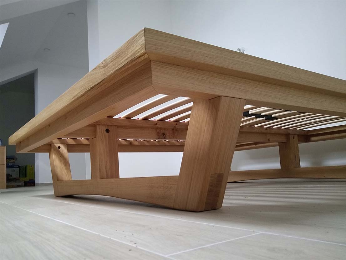 Création d'une chambre avec meubles et sommier bois sur mesure, menuiserie ébénisterie Mont Bois à Embrun, Hautes-Alpes.