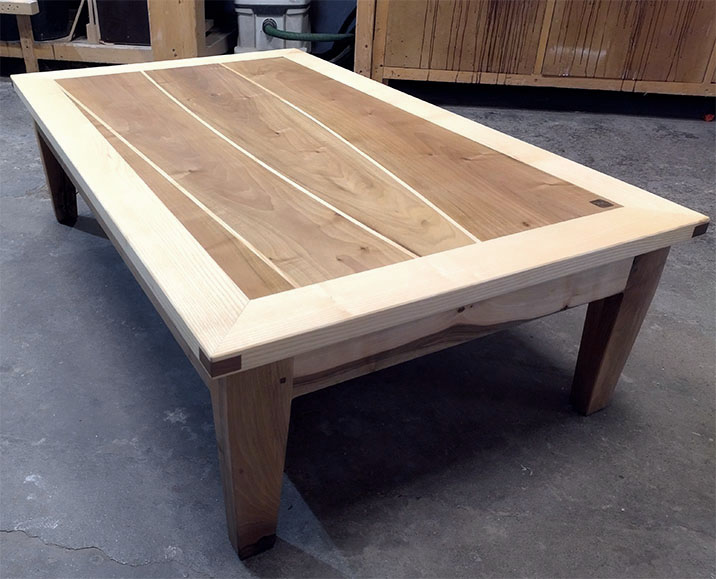 Table basse noyer Embrun par la menuiserie-ébénisterie Mont Bois (05200 Embrun, Hautes-Alpes, région PACA)