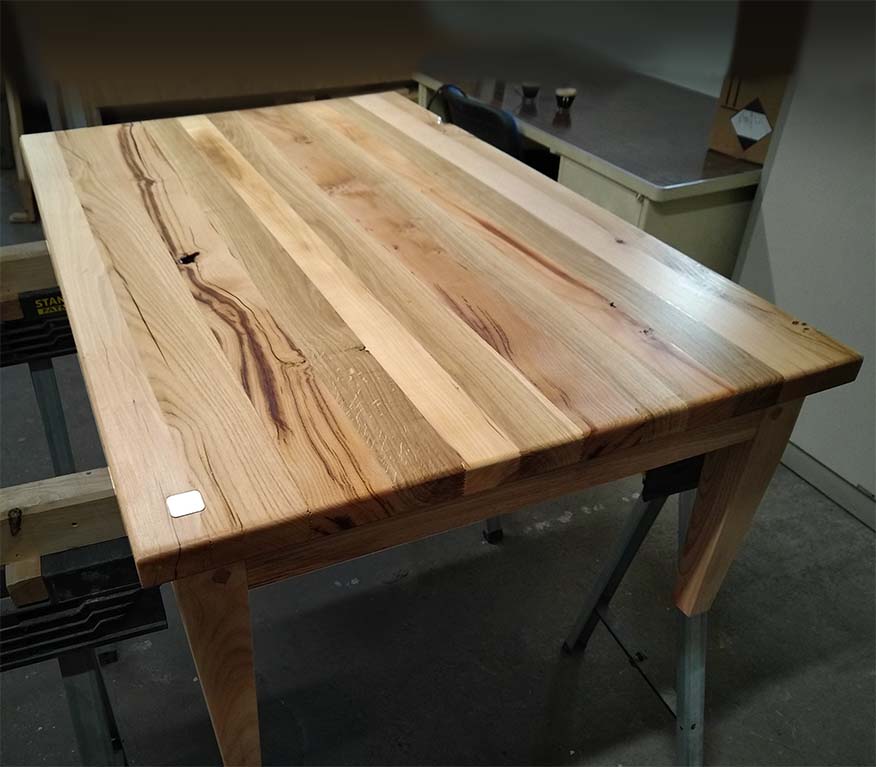 Table basse assemblage traditionnel par la menuiserie-ébénisterie Mont Bois (05200 Embrun, Hautes-Alpes, région PACA)