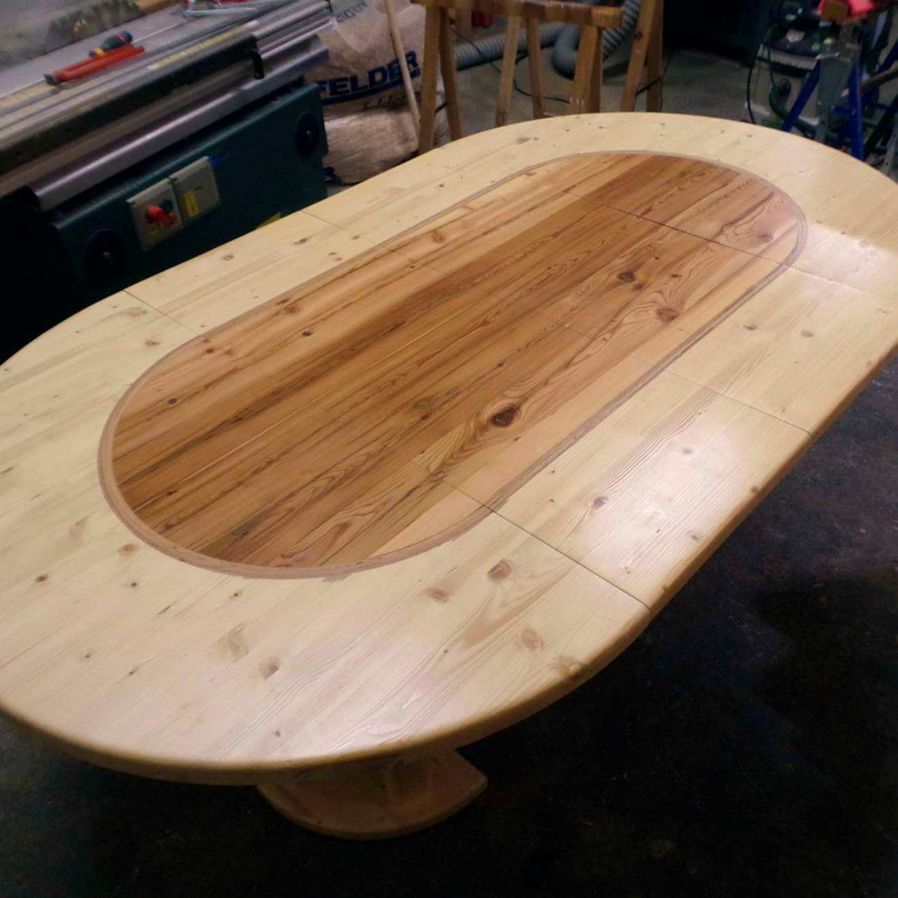 Table de salle à manger en bois par la menuiserie-ébénisterie Mont Bois (05200 Embrun, Hautes-Alpes, région PACA)