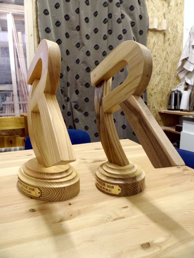 Trophées sculptés en bois pour évènementiel par la menuiserie-ébénisterie Mont Bois (05200 Embrun, Hautes-Alpes, région PACA)