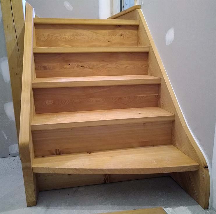 Escalier bois quart tournant sur palier par la menuiserie-ébénisterie Mont Bois (05200 Embrun, Hautes-Alpes, région PACA)