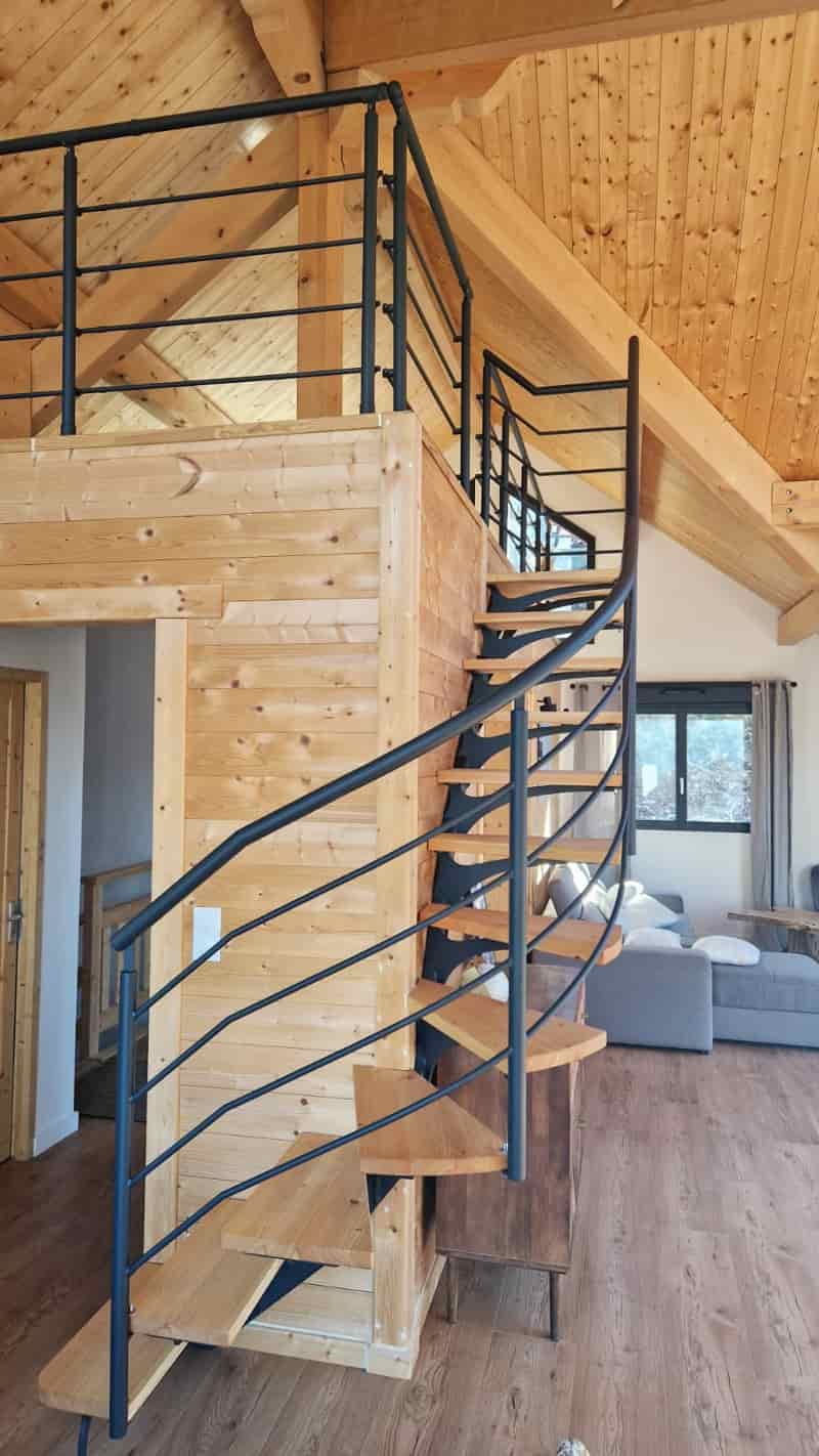 Escalier intérieur bois métal par la menuiserie-ébénisterie Mont Bois (05200 Embrun, Hautes-Alpes, région PACA)