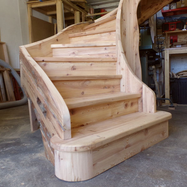 Escalier sur mesure en bois de mélèze par la menuiserie-ébénisterie Mont Bois (05200 Embrun, Hautes-Alpes, région PACA)