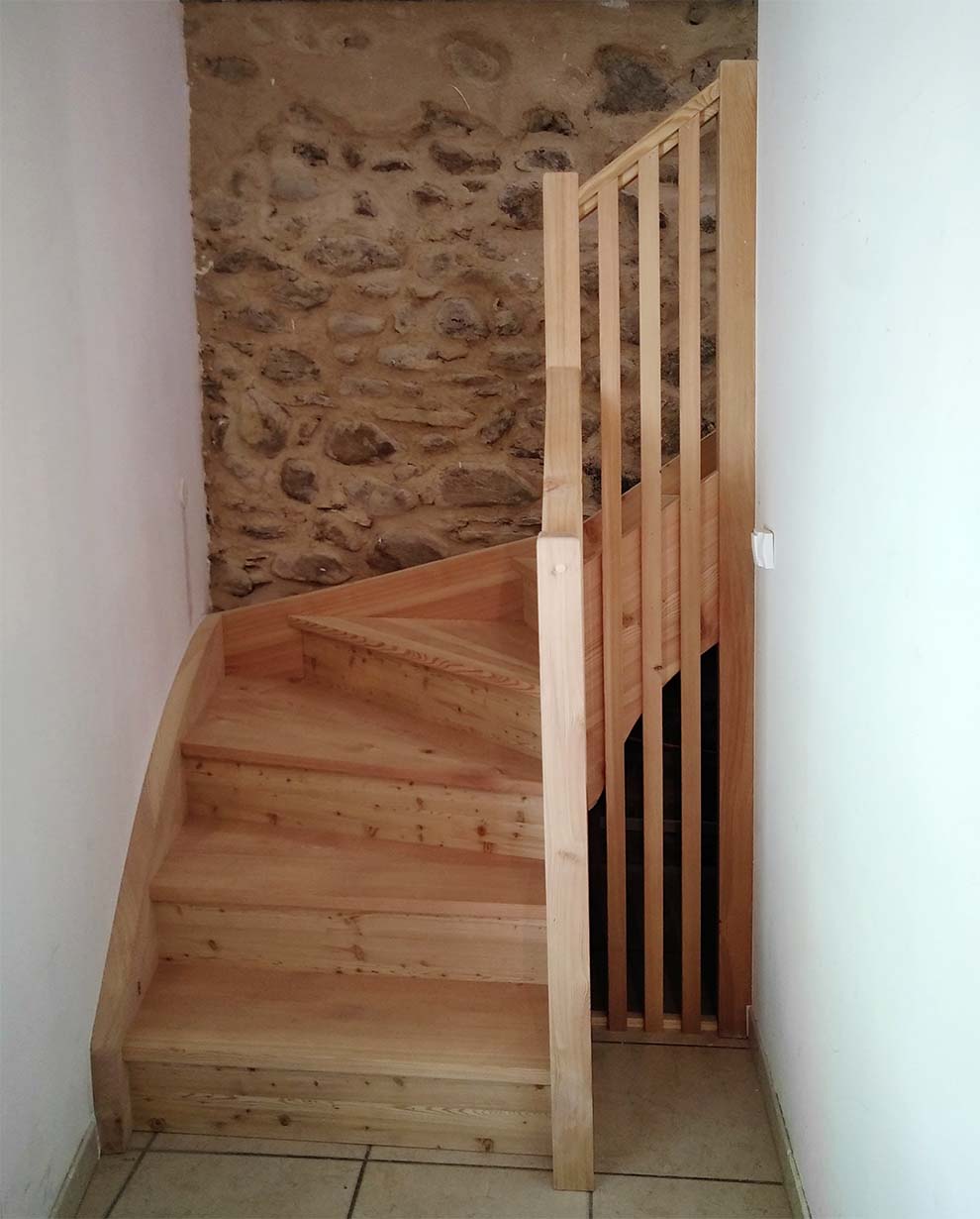 Escalier intérieur en mélèze du Queyras par la menuiserie-ébénisterie Mont Bois (05200 Embrun, Hautes-Alpes, région PACA)