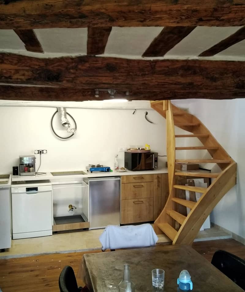 Escalier mélèze quart tournant deux fois par la menuiserie-ébénisterie Mont Bois (05200 Embrun, Hautes-Alpes, région PACA)