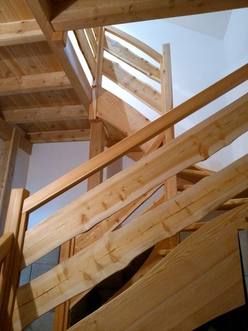 Escalier quart tournant aux Orres par la menuiserie-ébénisterie Mont Bois (05200 Embrun, Hautes-Alpes, région PACA)