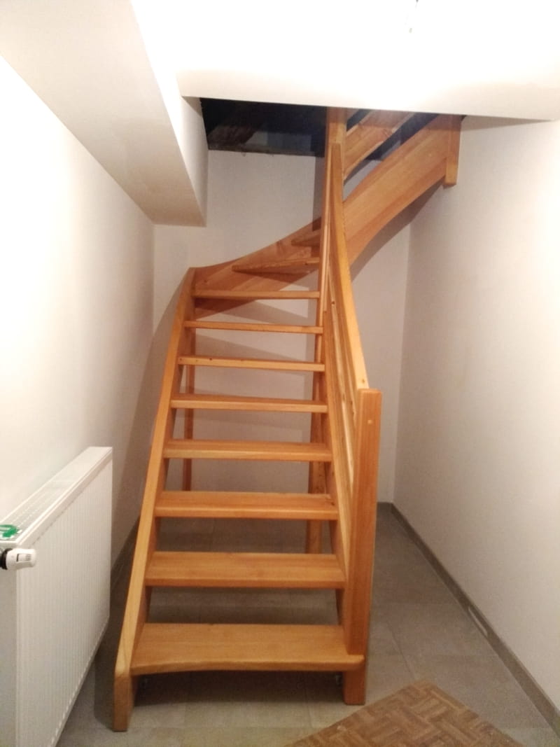 Escalier balancé en mélèze massif par la menuiserie-ébénisterie Mont Bois (05200 Embrun, Hautes-Alpes, région PACA)