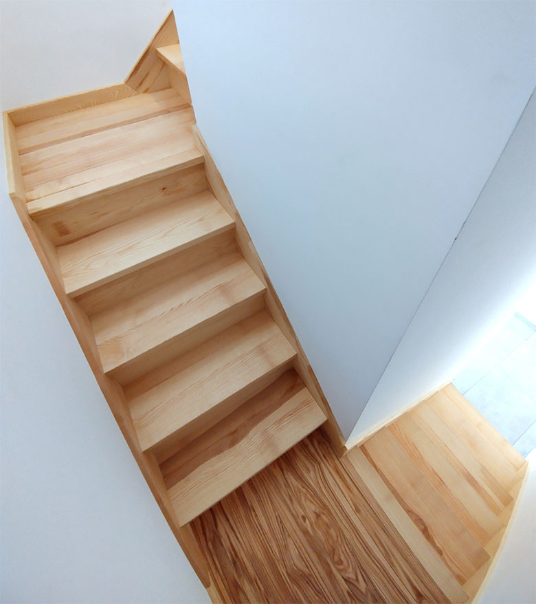 Escalier bois sur-mesure par l'entreprise de menuiserie ébénisterie Mont Bois, 05200 Embrun, Hautes-Alpes.