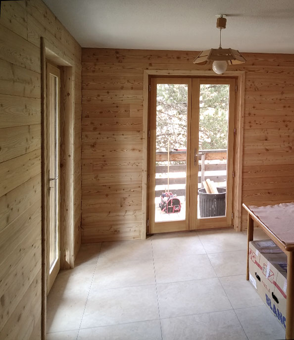 Bardage intérieur bois en mélèze brossé, menuiserie ébénisterie Mont Bois, Embrun Hautes-Alpes.