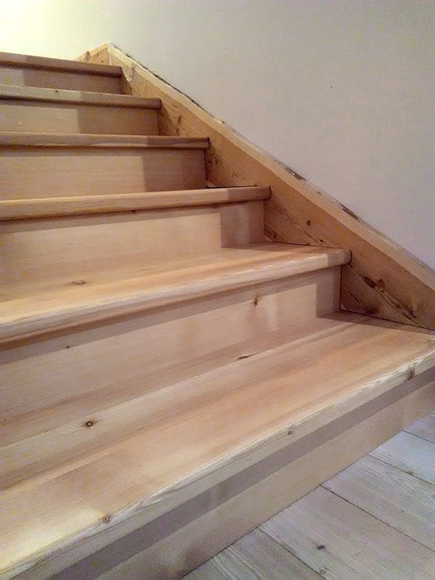 Habillage en bois d'un escalier par la menuiserie-ébénisterie Mont Bois (05200 Embrun, Hautes-Alpes, région PACA)