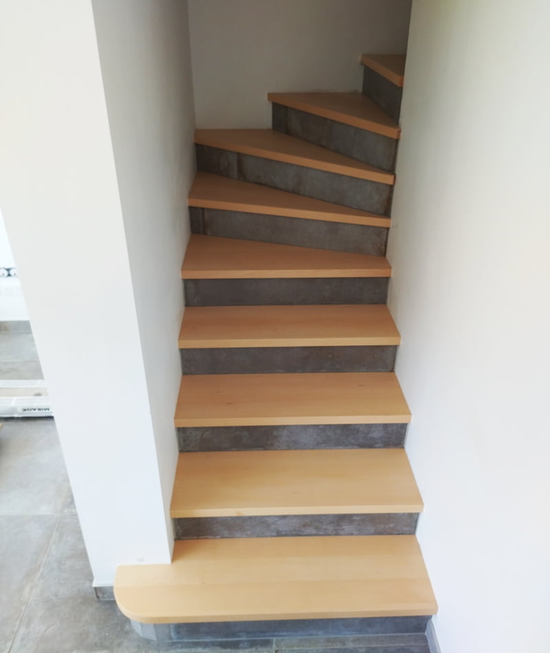 Habillage escalier béton avec panneaux bois par la menuiserie-ébénisterie Mont Bois (052300 Embrun, Hautes-Alpes, région PACA)