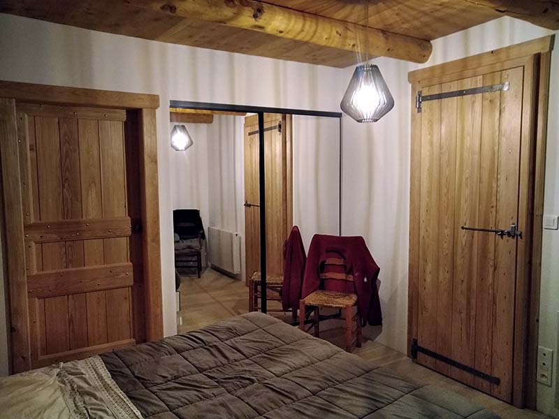 Portes intérieures assemblage traditionnel par la menuiserie-ébénisterie Mont Bois (05200 Embrun, Hautes-Alpes, région PACA)
