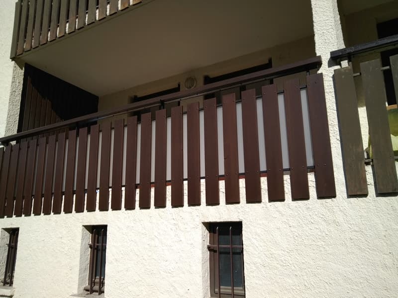 Matériau translucide derrière garde-corps balcon par la menuiserie-ébénisterie Mont Bois (05200 Embrun, Hautes-Alpes, PACA)