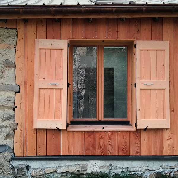 Conception et installation de volets et garde-corps extérieurs par la menuiserie-ébénisterie Mont Bois (Embrun, Hautes-Alpes, PACA)