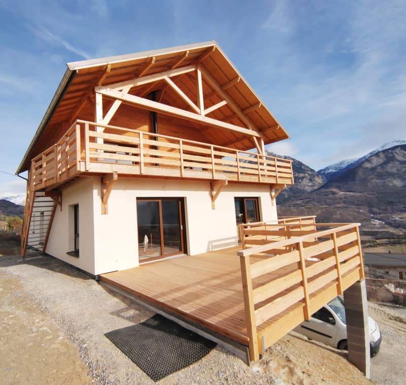 Garde corps en mélèze du Queyras par la menuiserie-ébénisterie Mont Bois (05200 Embrun, Hautes-Alpes, en région PACA)