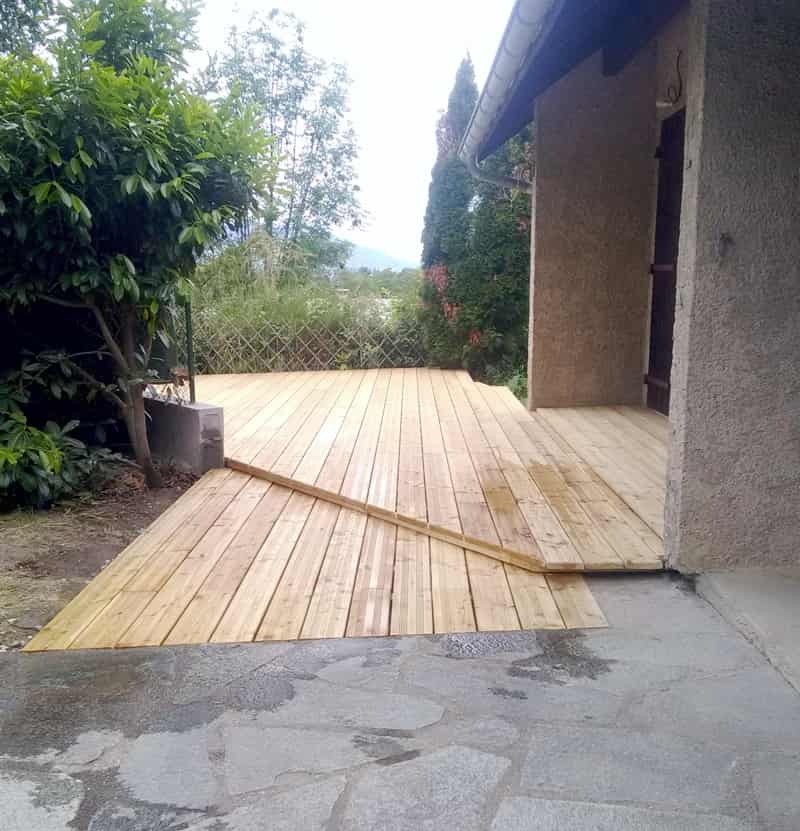 Construction d'un platelage extérieur en bois par la menuiserie Mont Bois (Embrun, Hautes-Alpes en région PACA)