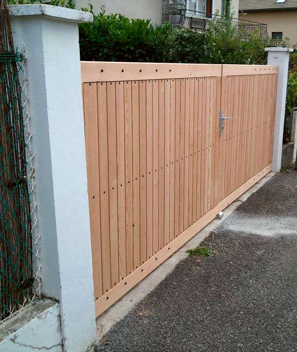 Construction d'un portail et d'un portillon en bois par la menuiserie Mont Bois (Embrun Hautes-Alpes en région PACA)