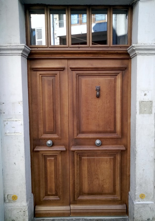 Porte entrée traditionnelle par la menuiserie-ébénisterie Mont Bois (05200 Embrun, Hautes-Alpes, région PACA)