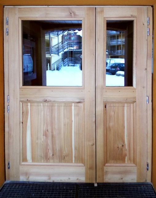 Porte en bois pour une résidence en station de ski par la menuiserie-ébénisterie Mont Bois (05200 Embrun, Hautes-Alpes en PACA)