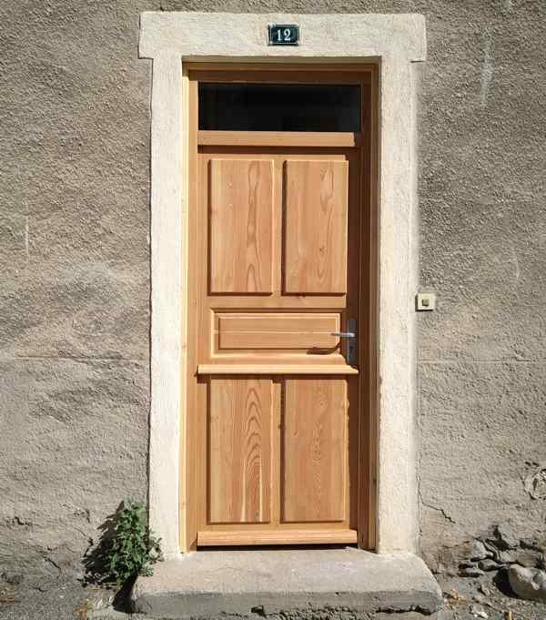 Construction et installation d'une porte d'entrée en bois par la menuiserie Mont Bois (Embrun, Hautes-Alpes en région PACA)
