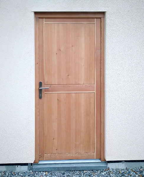 Construction d'une porte d'entrée en bois par la menuiserie Mont Bois (Embrun, Hautes-Alpes en région PACA)