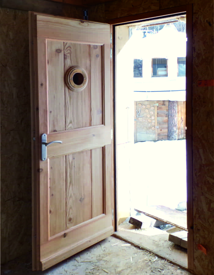 Porte bois type fermière avec assemblage traditionnel par la menuiserie-ébénisterie Mont Bois (05200 Embrun, Hautes-Alpes, PACA)