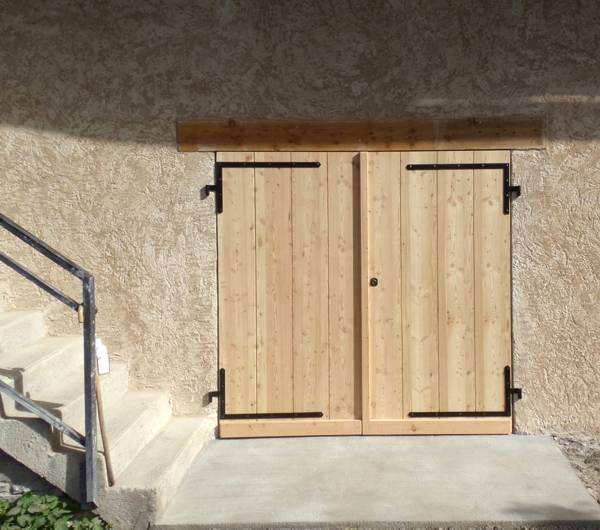 Porte de grange en bois avec double battant par la menuiserie-ébénisterie Mont Bois (05200 Embrun, Hautes-Alpes, région PACA)