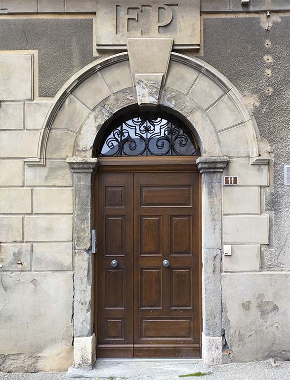 Porte traditionnelle extérieure à Embrun Bâtiment de France par la menuiserie Mont Bois (05200 Embrun, Hautes-Alpes, PACA)
