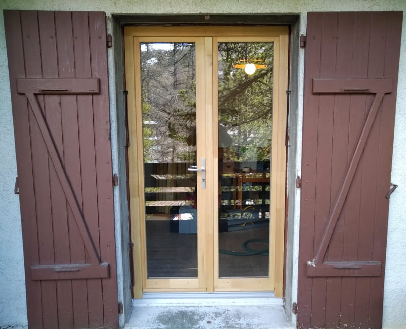 Rénovation bardage intérieur et fenêtres par la menuiserie-ébénisterie Mont Bois (05200 Embrun, Hautes-Alpes, région PACA)