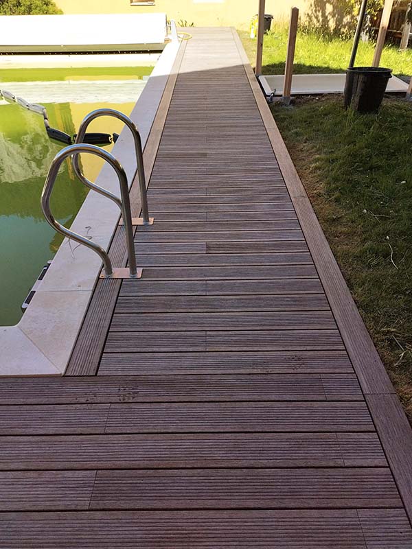 Terrasse d'une piscine en bambou par la menuiserie-ébénisterie Mont Bois (05200 Embrun, Hautes-Alpes en région PACA)