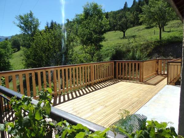 Terrasse extérieure en bois sur pilotis par la menuiserie-ébénisterie Mont Bois (05200 Embrun, Hautes-Alpes, région PACA)