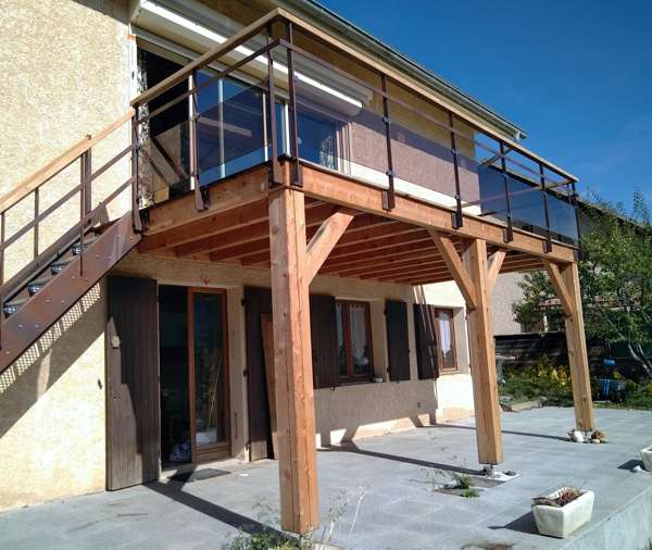 Terrasse bois sur pilotis, garde-corps verre et escalier accès métal (menuiserie-ébénisterie Mont Bois, 05200 Embrun, Hautes-Alpes, PACA)