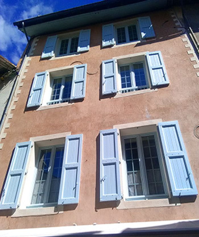 Rénovation de volets en bois pour un immeuble ancien par la menuiserie-ébénisterie Mont Bois (Embrun, Hautes-Alpes en région PACA)